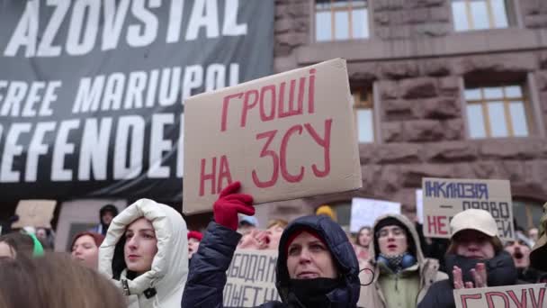 2024年2月17日 乌克兰妇女在基辅市议会大楼举行的增加军费的公众集会上高举 军队中的钱 的旗帜 — 图库视频影像
