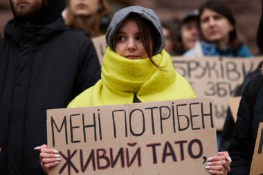 Ukraynalı bir kız, askeri bütçenin artırılması için halka açık bir gösteride 