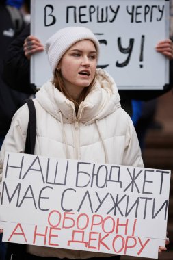 Genç Ukraynalı kadın, yolsuzluğa karşı bir gösteride 