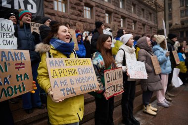 Bir grup Ukraynalı aktivist, şehir meclisi önünde askeri bütçenin artırılması için düzenlenen bir gösteride 