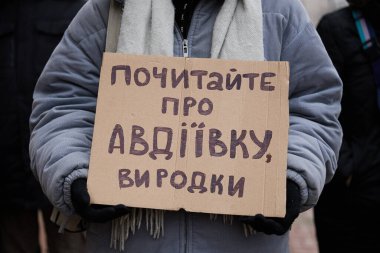 Eylemci, kentin bütçesinden askeri harcamaların artırılması için düzenlenen halk mitinginde 