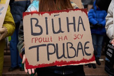 Ukraynalı aktivistin elinde 