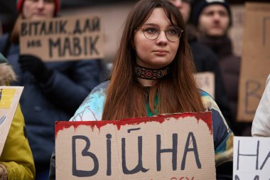 Ukraynalı genç bir kız, şehir yönetiminde düzenlenen bir gösteride yolsuzluğu 