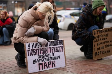 Ukraynalı genç eylemciler Ukrayna 'nın mağlup olmuş savunucularının anısına halka açık bir gösteride diz çöktüler. Kyiv - 17 Şubat 2024