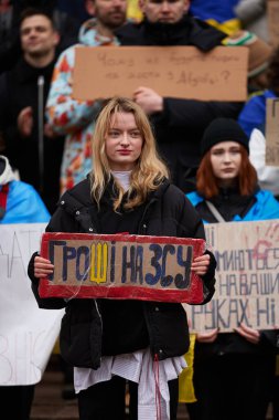 Genç Ukraynalı kadın, askeri bütçenin artırılması için düzenlenen bir halk gösterisinde 