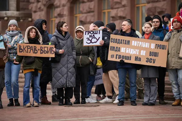 Kyiv halkı yolsuzluğa karşı düzenlenen bir gösteri ve askeri bütçenin artırılması için 
