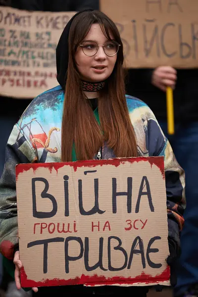 Ukraynalı kızın elinde 