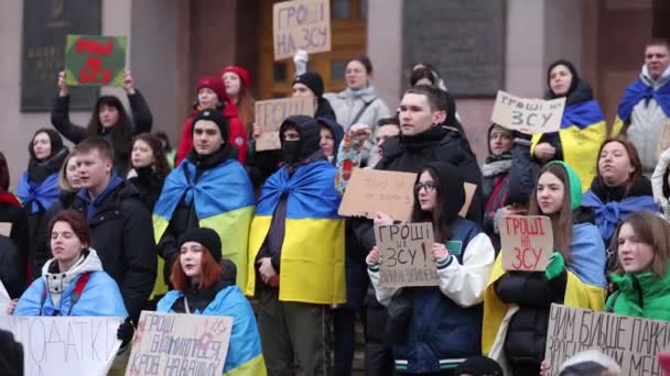 乌克兰积极分子在和平示威中高喊 而不是1 的标语 军队中的钱 要求增加军事预算 2024年2月17日 — 图库视频影像