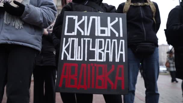 Aktivis Memegang Spanduk Berapa Biaya Avdiivka Pada Demonstrasi Damai Untuk — Stok Video