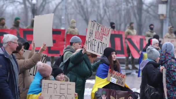 Ukrainska Aktivister Visar Banderoller Free Azov Demonstration För Frigivning Tillfångatagna — Stockvideo