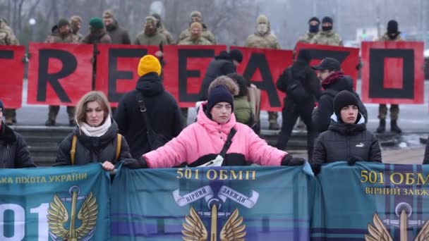 マリポルの守護者の家族は 2022年以来戦争捕虜としてロシアの捕虜として残っている第501海兵旅団の旗を保持し 釈放する必要があります キエフ 2024年2月11日 — ストック動画