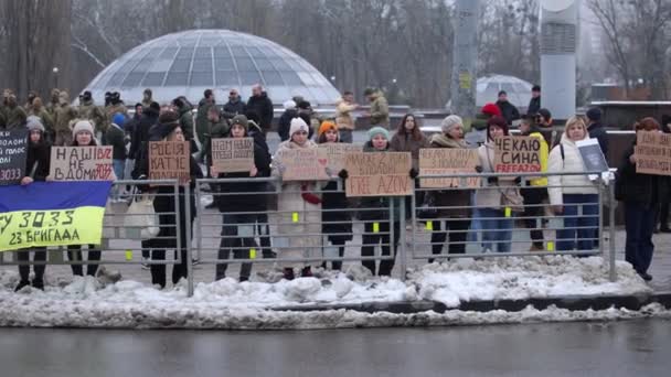 捕らえられたウクライナ兵の親族は ロシアの捕虜に抗議し 戦争捕虜の釈放を要求する キエフ 2024年2月11日 — ストック動画