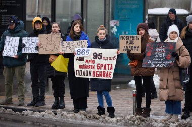 Ukraynalı aktivistler, Ukrayna 'nın yakalanan savunucularının Rus hapishanelerinden serbest bırakılmasını talep eden pankartlar taşıyorlar. Kyiv - 11 Şubat 2024