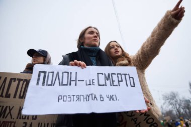 Ukraynalı kadın Ukrayna 'nın yakalanan savunucularının serbest bırakılması için düzenlenen gösteride 
