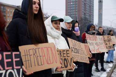 Azovstal ve Mariupol 'ün yakalanan savunucularının serbest bırakılması için düzenlenen barışçıl gösteride Ukraynalı aktivistler 
