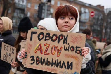 Ukraynalı kadın, Mariupol 'ün yakalanan Azov tugay savaşçıları ve savunucularına adanmış barışçıl bir mitingde 