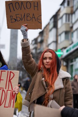Ukraynalı kadın, Rus esaretinde kalan savaş esirlerine adanmış bir halk gösterisinde 