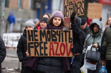 Ukraynalı aktivistin elinde 