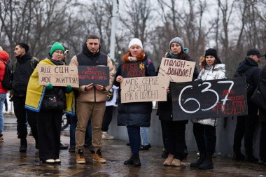 Yakalanan Ukraynalı askerlerin akrabaları barışçıl bir gösteride 