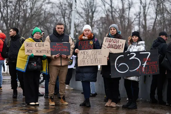 Yakalanan Ukraynalı askerlerin akrabaları barışçıl bir gösteride 