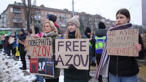 Ukrainska Kvinnor Håller Banderoller Free Azov Fredlig Demonstration Till Stöd — Stockvideo