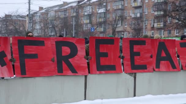 Ukraińscy Aktywiści Trzymają Duży Sztandar Wolny Azow Pokojowym Wiecu Poświęconym — Wideo stockowe
