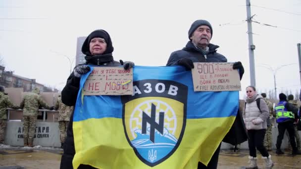 Pareja Ucraniana Alto Rango Posando Con Bandera Nacional Ucrania Con — Vídeo de stock