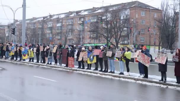 Grupa Aktywistów Krewnych Schwytanych Ukraińskich Żołnierzy Demonstrujących Chorągwiami Wolny Azow — Wideo stockowe
