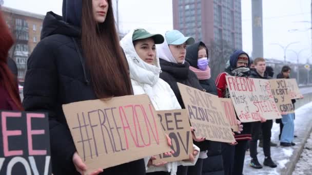 Ουκρανές Γυναίκες Κρατούν Πανό Free Azov Δημόσια Διαδήλωση Αφιερωμένη Στους — Αρχείο Βίντεο