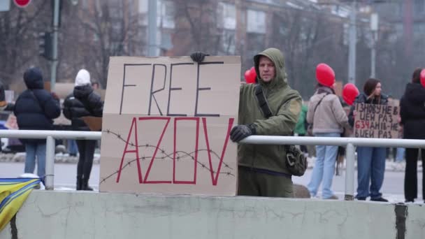 Ukrainiec Trzyma Sztandar Wolny Azow Demonstracji Poświęconej Pojmanym Obrońcom Mariupola — Wideo stockowe