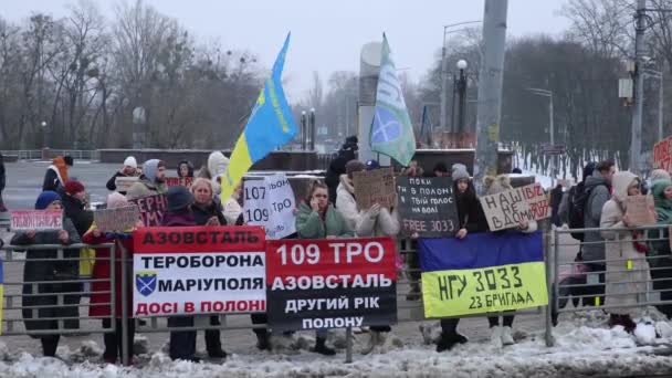 捕らえられたウクライナ兵の親族は捕虜交換を要求する旗を掲げている キエフ 2024年2月11日 — ストック動画