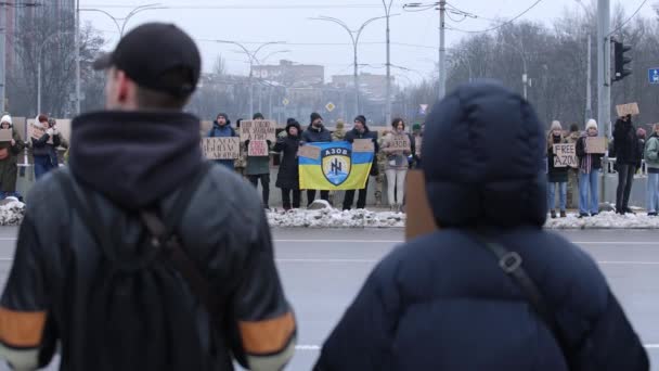 Gente Tiene Bandiera Nazionale Ucraina Con Simbolo Brigata Azov Una — Video Stock