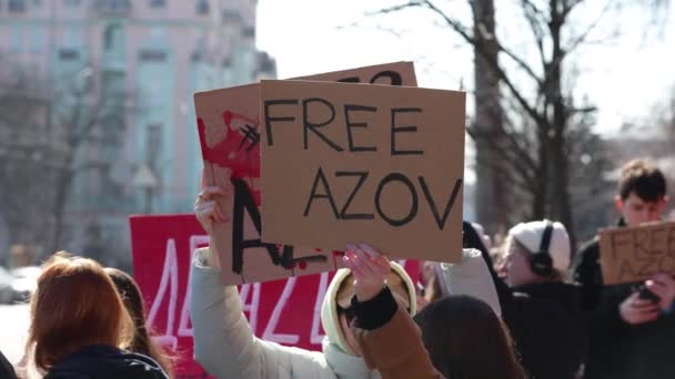 人々は平和的なデモンストレーションで フリーアゾフ という旗を掲げています キエフ 2024年3月10日 — ストック動画