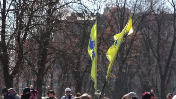人们举着Mariupol的卫士Azov营的旗帜 举行公开示威 纪念战俘 2024年3月10日 — 图库视频影像