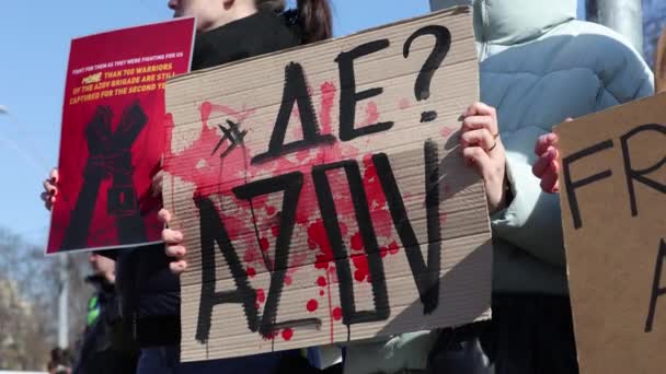 Μια Γυναίκα Κρατά Ένα Πανό Πού Είναι Αζόφ Σχετικά Διαδήλωση — Αρχείο Βίντεο