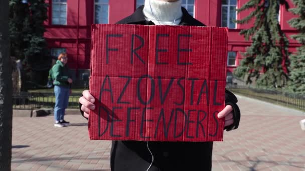 Ativista Segura Uma Bandeira Defensores Azovstal Livres Comício Kiev Março — Vídeo de Stock