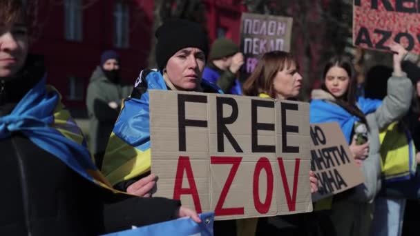 집회에서 Azov와 어깨에 깃발을 우크라이나 키예프 2024년 10일 — 비디오