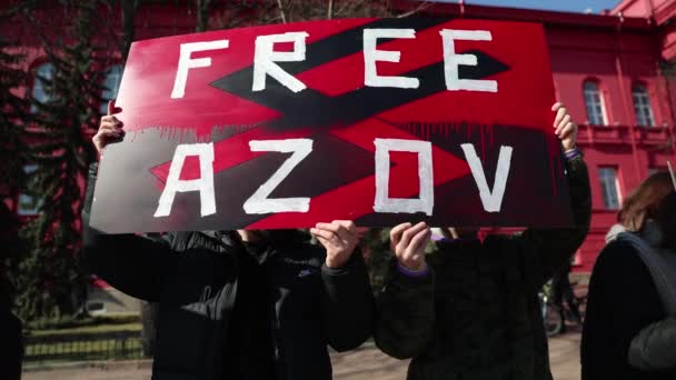 活動家たちは 2年間ロシアの刑務所に留まっているマリポールの守備隊を捕まえた平和的なデモに フリー アゾフ という旗を掲げている キエフ 2024年3月10日 — ストック動画