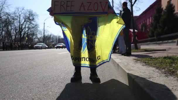 Aktivist Har Flagga Azovbrigad Och Fana Free Azov Offentlig Demonstration — Stockvideo