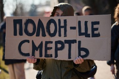 Ukraynalı aktivist, serbest bırakılma vaatlerine rağmen Rus hapishanelerinde kalan Mariupol 'ün yakalanan savunucularına adanmış bir gösteride 