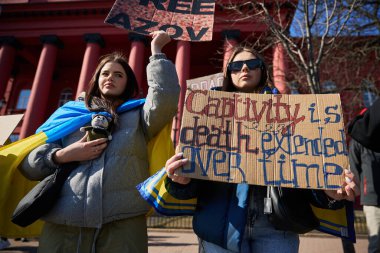 Ukraynalı aktivistler Mariupol kenti ve Azovstal 'in ele geçirilen savunucularına adanmış bir mitingde 