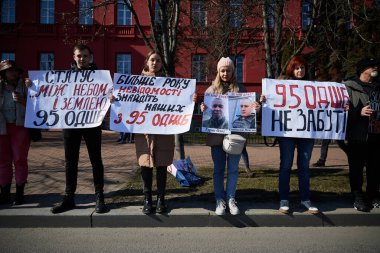 Ukrayna 'nın savunucularının Rus hapishanesinden serbest bırakılması için düzenlenen gösteride ellerinde 