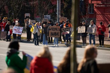 Eylemciler, yakalanan Ukraynalı askerlerin Rus hapishanelerinden salıverilmesi için düzenlenen gösterilerde 