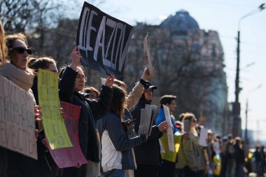 Ukraynalı aktivist grubu Mariupol ve Azovstal savunucularının serbest bırakılması için düzenlenen geniş çaplı bir halk gösterisinde 