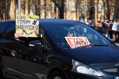 Ukraynalı aktivistler, hareket halindeki bir arabanın camından 