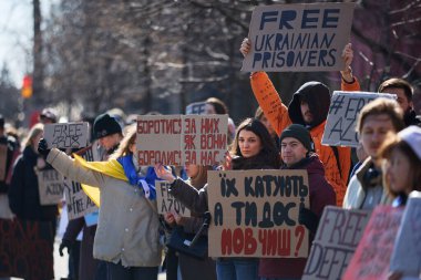 Bir grup Ukraynalı aktivist Mariupol 'ün yakalanan savunucularına adanmış bir mitingde 