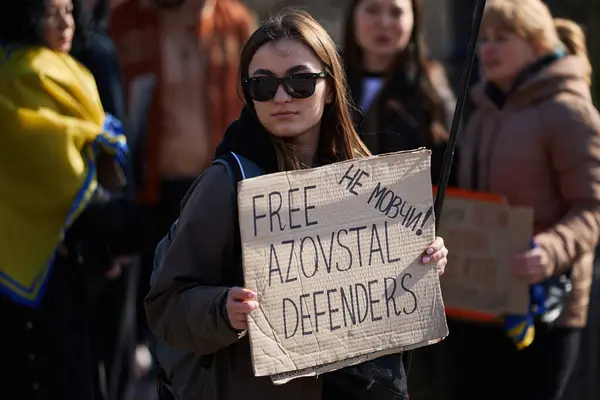 Ukrainian Female Holds Banner Free Azovstal Defenders Don Silent Demonstration — Stock Photo, Image