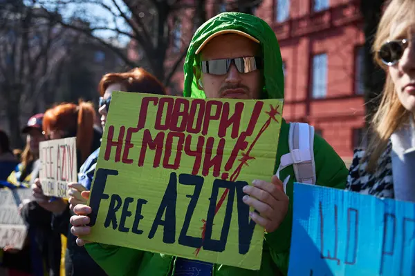 Homme Montre Une Bannière Colorée Parlez Tais Pas Libérer Azov — Photo