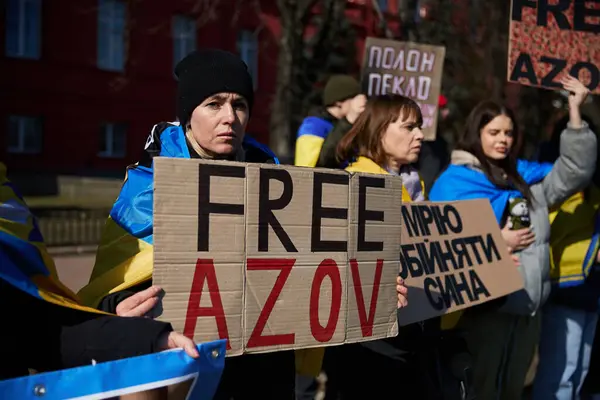 Λυπηρή Ουκρανή Που Φοράει Εθνική Σημαία Κρατά Πανό Free Azov — Φωτογραφία Αρχείου