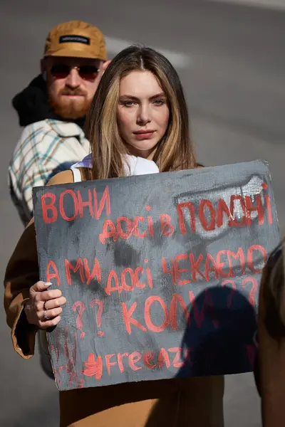 Femme Ukrainienne Montre Une Bannière Ils Sont Toujours Capturés Attend — Photo